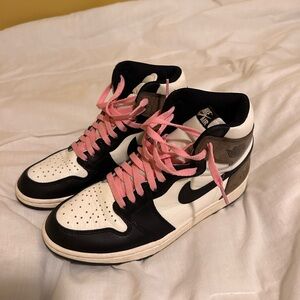 Air Jordan 1 - mocha with pink laces